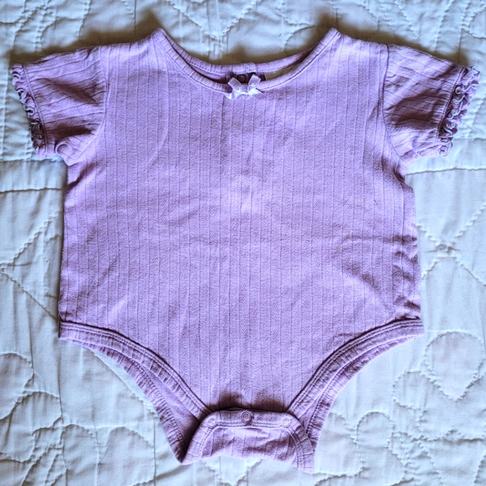 10/$20 ❄️ Wardrobe Essentials Onesie